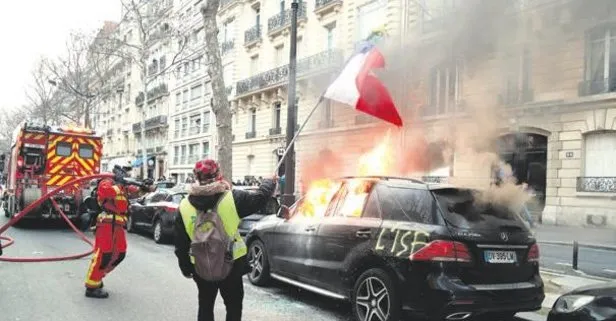 Sarı yelekliler Paris sokaklarında milyon dolarlık arabaları yaktı