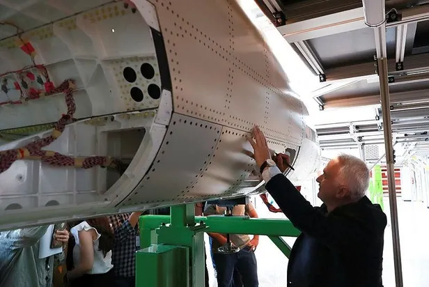 hurjette-yeni-asamaya-gecildi-turkiyenin-ilk-jet-motorlu-egitim-ucaginin-on-govdesi-1654937724628.jpeg HÜRJET'te yeni aşamaya geçildi! Türkiye'nin ilk jet motorlu eğitim uçağının ön gövdesi...-3