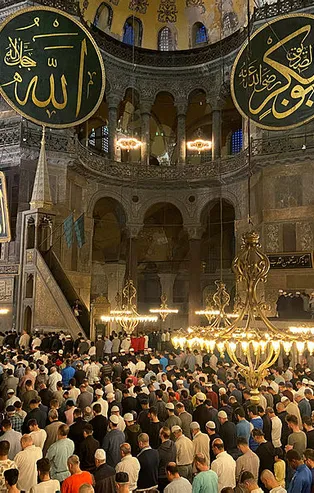 Binlerce kişi Ayasofya'ya koştu! İstanbul'un Fethi'nin 569'uncu yılında sabah namazı