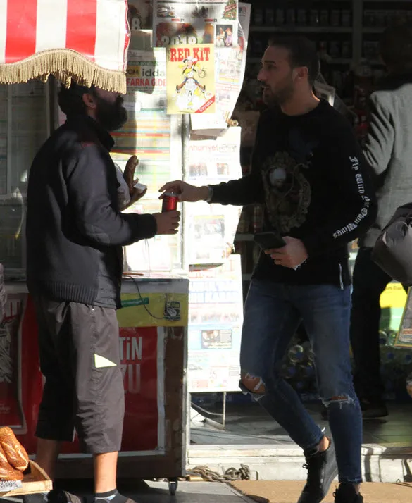 Cenk Tosun'un otomobiline çarptılar!-2