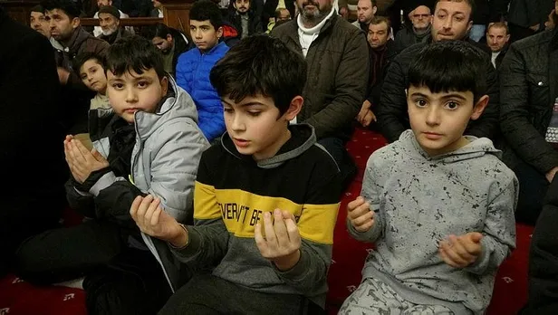 mirac-kandilinde-eller-semaya-depremzedeler-icin-acildi-1676664204769.jpeg Deprem bölgesinde Miraç Kandili! Çadır mescitlerde eller semaya açıldı-10