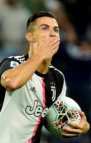 Ronaldo uzun zamandır arıyordu! Çocukluğunda kendisine hamburger yardımı yapan Paula Leca isimli kadını buldu