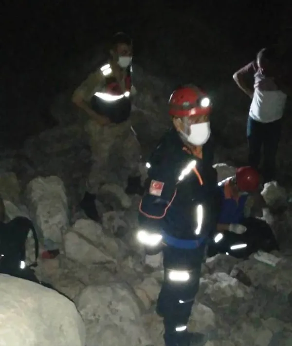 adiyamanda-9-gundur-kayip-olan-gencin-cesedi-agaca-asili-halde-bulundu-1622441686811.jpg Adıyaman'da 9 gündür kayıp olan gencin cesedi ağaca asılı halde bulundu-7