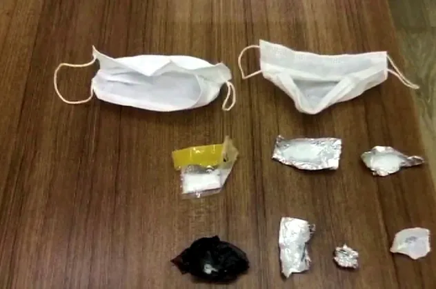 Akılalmaz olay! Kollarındaki maskeden uyuşturucu çıktı