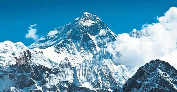 Everest’e tırmanan en yaşlı erkek ve en hızlı çıkan kadın dağcılar, zirveden inmeyi başardı