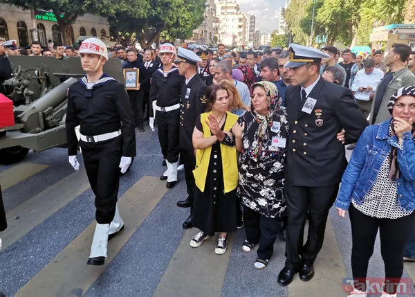Şehit annesi paraşütçü oğlunu asker selamıyla uğurladı - 6