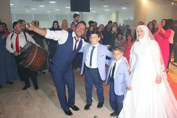 Kaçarak evlenen 2 çocuk sahibi çift 13 yıl sonra düğün yaptı-1