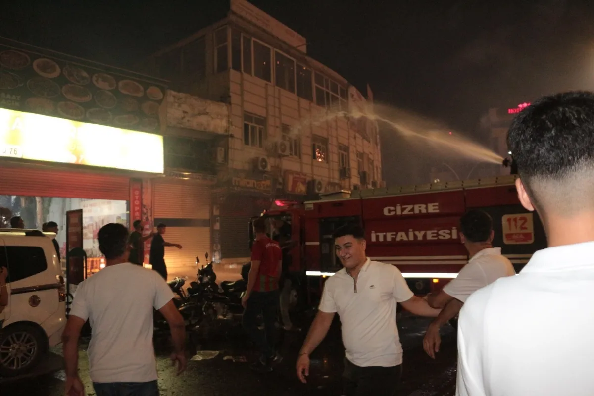 1789969343362.jpeg Amedspor'un galibiyet kutlamalarında yangın! 3 iş yeri ve 1 araç yandı: 1 itfaiye eri yaralandı-4