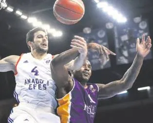 Efes son çeyrekte Halı gibi çırptı!