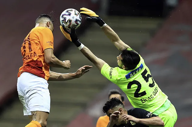 Yeni Malatyaspor'un kalecisi Ertaç Özbir ligin kaderini değiştirdi! Galatasaray onu geçemedi