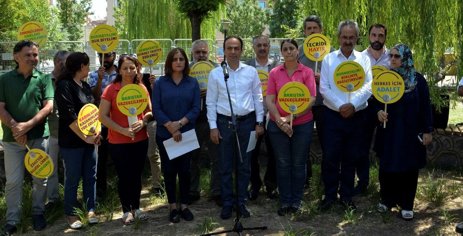 HDP kendi çalıp kendi oynuyor