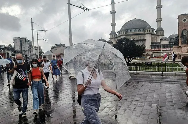 Taksim Meydanı’nda aniden bastıran sağanak yağış vatandaşlara zor anlar yaşattı