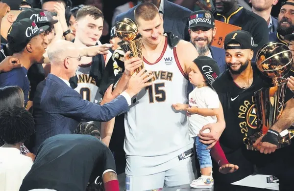 o-cocuk-simdi-dunyanin-zirvesinde-nbade-tarihi-zafer-denver-nuggets-ilk-kez-sampiyon-oldu-1686693672534.jpeg