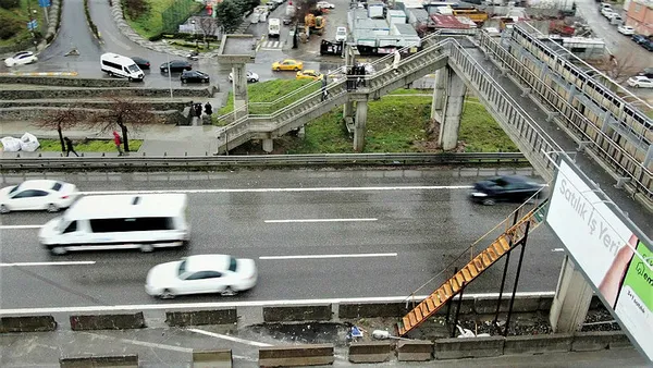 1645773413448.jpg D-100'ün orta yerinde şaşkına çeviren görüntü! Bu merdiven nereye iniyor?-2
