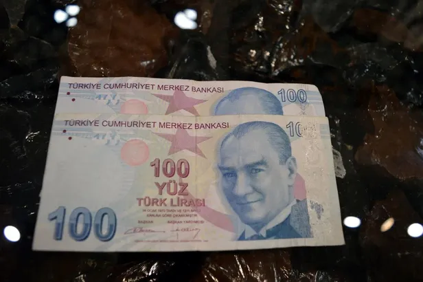 100-tllik-bu-banknota-gelenler-mujde-zengin-oldunuz-bilmeden-cebinizde-servet-tasiyor-olabilirsiniz-elinizde-v-1683961035526.jpg 100 TL'lik bu banknota gelenler dikkat köşeyi döndünüz! Habersizce cüzdanınızda servet taşıyor olabilirsiniz! Elinizde varsa...-2