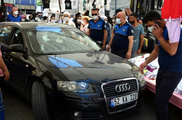 avcilarda-pazar-kurulacak-sokakta-unutulan-otomobil-tasinarak-tezgah-icin-yer-acildi-1625121951878.jpg Avcılar'da pazar kurulacak sokakta unutulan otomobil taşınarak tezgah için yer açıldı-11