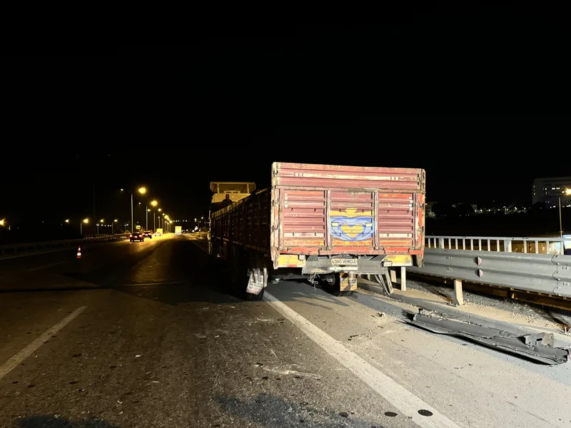 Bursa'da kamyon TIR'a çarptı! Trafiği kilitleyen kaza-3