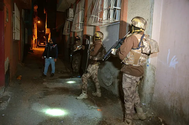 Adana'da uyuşturucudan arananlara operasyon!