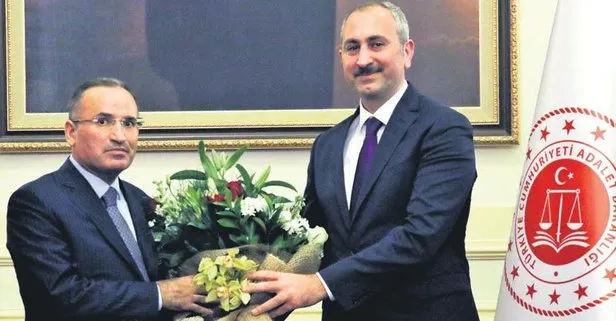 Yeni Adalet Bakanı Bekir Bozdağ, görevi Abdulhamit Gül’den teslim aldı