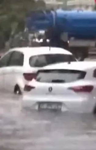 Meteoroloji'nin uyarıları sonrası İstanbul'da yollar göle döndü! İlçe ilçe çöküş: Duvar ve yol çöktü apartmanda mahsur kaldılar