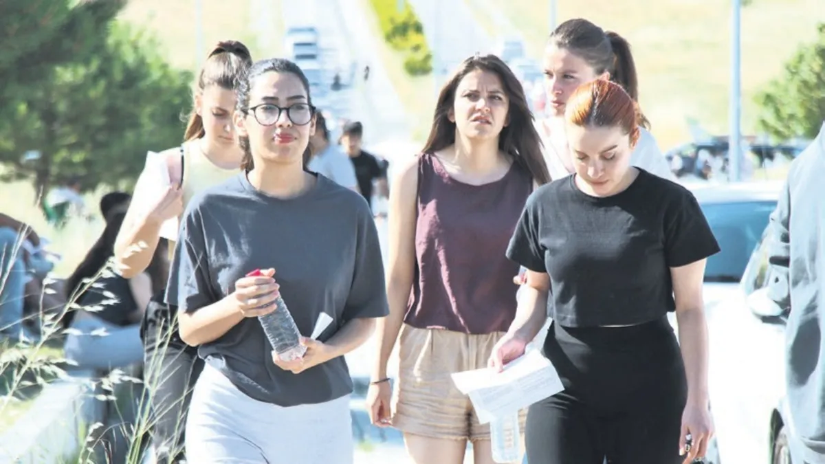 2025 AYT tamamlandı: Adaylar matematik ve tarih sorularının zorluğunu tartışıyor