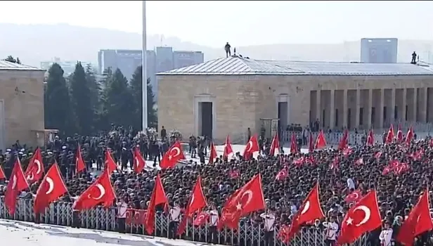 Başkan Erdoğan'a Anıtkabir'de sevgi gösterisi: Türkiye seninle gurur duyuyor