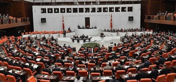 TBMM Genel Kurulunda, hakkında dosya bulunan milletvekillerinin yasama dokunulmazlığının kaldırılmasına ilişkin anayasa değişikliği teklifi, 376 oyla kabul edilerek yasalaştı