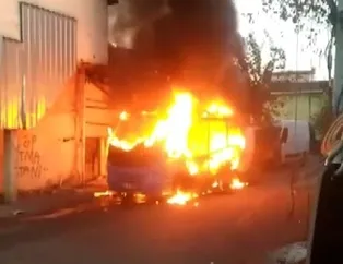 Park halindeki minibüs alev topuna döndü