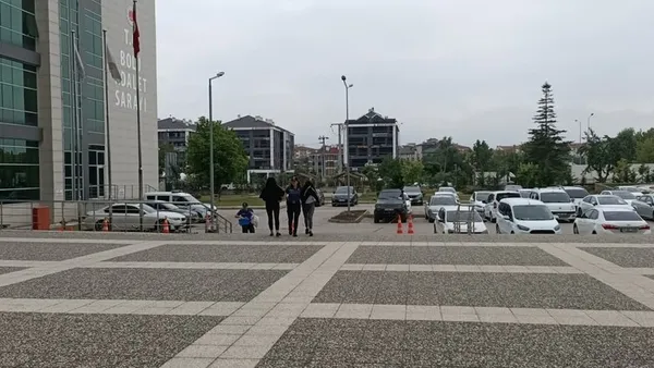 kendini-barbie-bebek-olarak-tanitti-hirsiz-cikti-teyzesiyle-kameralara-boyle-yakalandi-1691762068445.jpeg Kendini Barbie Bebek olarak tanıttı! Hırsız çıktı! Teyzesiyle kameralara böyle yakalandı-6