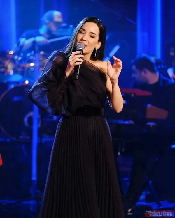 4 yılı devirdiler! İpek Açar eşi Alper Kömürcü'yle tanışma hikayesini ilk kez anlattı! 'İyi ki Doğdun Kayahan' konserinde... - 8