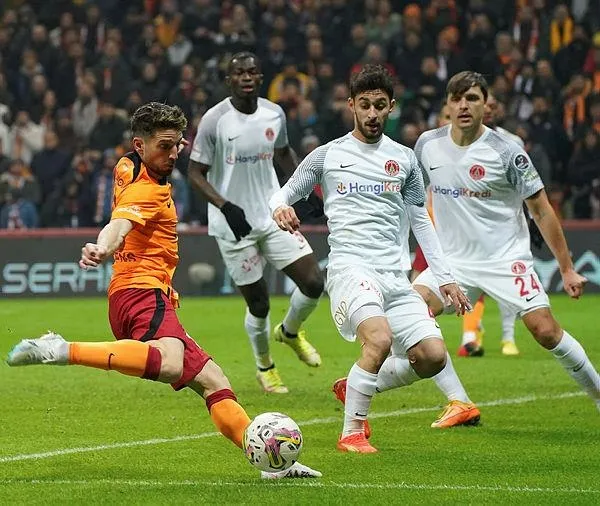 aslan-icardi-ile-guldu-galatasaray-sahasinda-karsilastigi-umraniyesporu-3-2lik-skorla-maglup-etti-1675279393174.jpeg