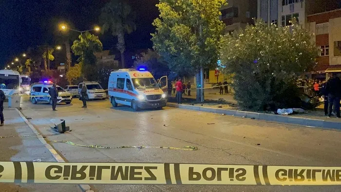 Adana‘da feci kaza! Ağaca çarpan otomobil ikiye bölündü: 3 ölü, 2 yaralı-3