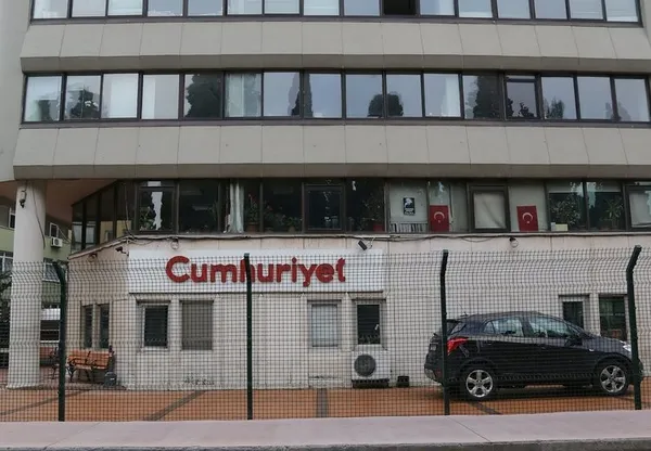 cumhuriyet-gazetesinde-manipulatif-haber-rezaleti-katmerleniyor-bu-kez-de-baris-dosterin-yazisi-sansurlendi-1687000288959.jpg Cumhuriyet gazetesinde manipülatif haber rezaleti katmerleniyor! Barış Doster'i önce sansürlediler sonra yazılarına son verdiler-3