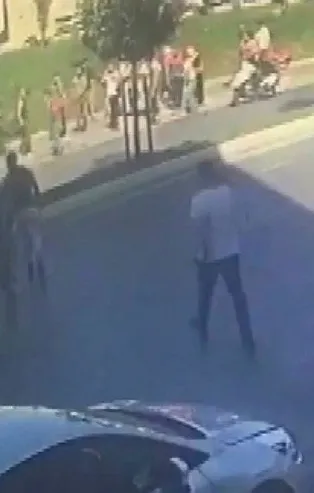 Sultangazi'de feci kaza! Takla atan aracın içinden fırladı