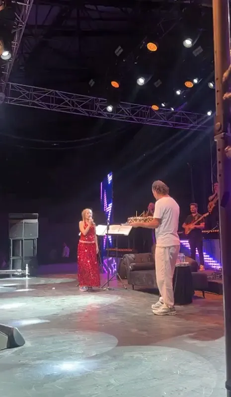 yildiz-tilbe-bursa-konserinde-60-yasini-kutladi-1784365003033.jpeg 60 yaşına basan Yıldız Tilbe'den sahnede beklenmedik çıkış: "Doğum günü kutlamak çok saçma geliyor”-3