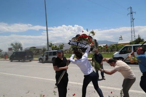 Şehit cenazesinde Kılıçdaroğlu'nun çelengi parçalandı-3