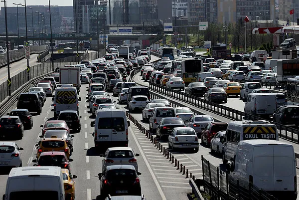 Son dakika: 3 günlük sokağa çıkma kısıtlaması öncesinde İstanbul'da trafik kilit! Trafik yoğunluğu yüzde 69!-6