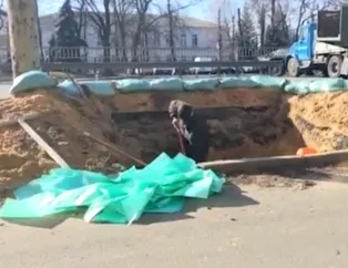 Kiev’deki Ukraynalı Ruslara karşı hendek kazdı