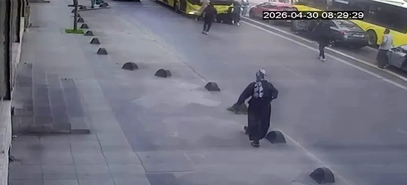 kirmizi-isikta-gecen-iett-otobusu-ilkokul-ogrencisine-carpti-1777541715175.jpeg Kırmızı ışıkta geçen İETT otobüsü ilkokul öğrencisine çarptı:-3