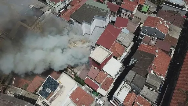 Son dakika: Fatih'te oyuncak deposunda yangın! Çevredeki binalara sıçradı-4
