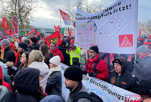 Alman otomotiv devi Volkswagen iflasın eşiğinde! Çalışanlar isyanda: Tabutunu kaldırdılar - 28
