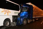 Bilecik'te gece vakti korkunç kaza! Tur otobüsü ile tır çarpıştı: 13 yaralı