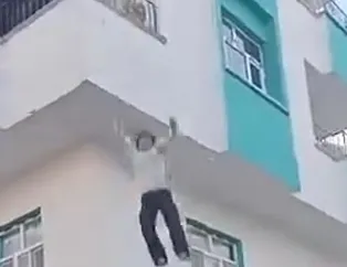 Şanlıurfada korku dolu dakikalar! Yangında balkonda mahsur kalan genç kız ve çocuk atlayarak kurtuldu