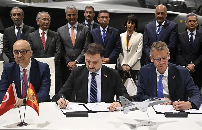 HÜRJET'e NATO ve diğer dünya ülkelerinin kapısını açacak anlaşma İspanya'da imzalandı. (AA)