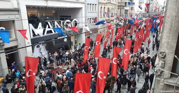 İstiklal Caddesi Türk bayraklarıyla donatıldı!