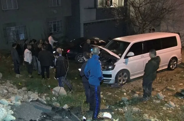 Başakşehir'de park halindeki iki araç yandı