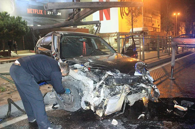 Beşiktaş'ta otomobil bariyerleri parçaladı