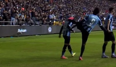 mario-balotelli-adana-demirspor-galatasaray-macinda-gol-atan-yunus-akgunun-kafasina-tekme-atarak-kutladi-1640113395570.jpg Mario Balotelli, Adana Demirspor - Galatasaray maçında gol atan Yunus Akgün'ün kafasına tekme attı-4