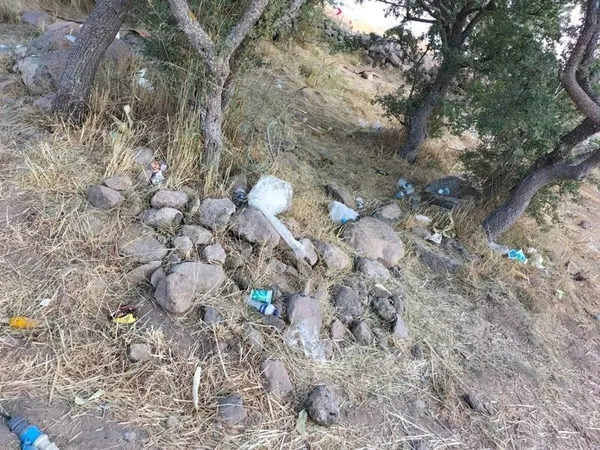 iyi-partinin-programi-sonrasi-cevre-kirliligi-tepkiye-neden-oldu-1693078824903.jpeg Pes dedirten duyarsızlık! İYİ Parti'nin programının ardından çöp yığınları kaldı-5