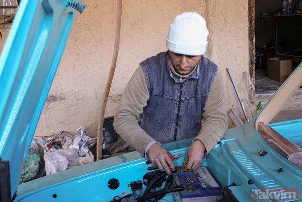 Aydoğan, 5 yıl önce satın aldığı 1974 model hurda Anadol marka otomobili tamir ettirecek usta bulamadı. Bunun üzerine, internetten bulduğu yedek parçaları...
